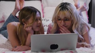 Coco Lovelock and Ava Sinclaire gobbling cooters in the bedroom