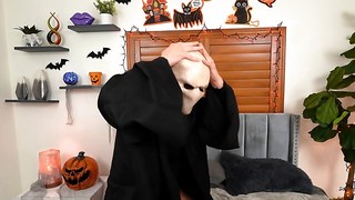 Inked blondie Elana Bunnz grasps man by the hard-on and deep-throats it